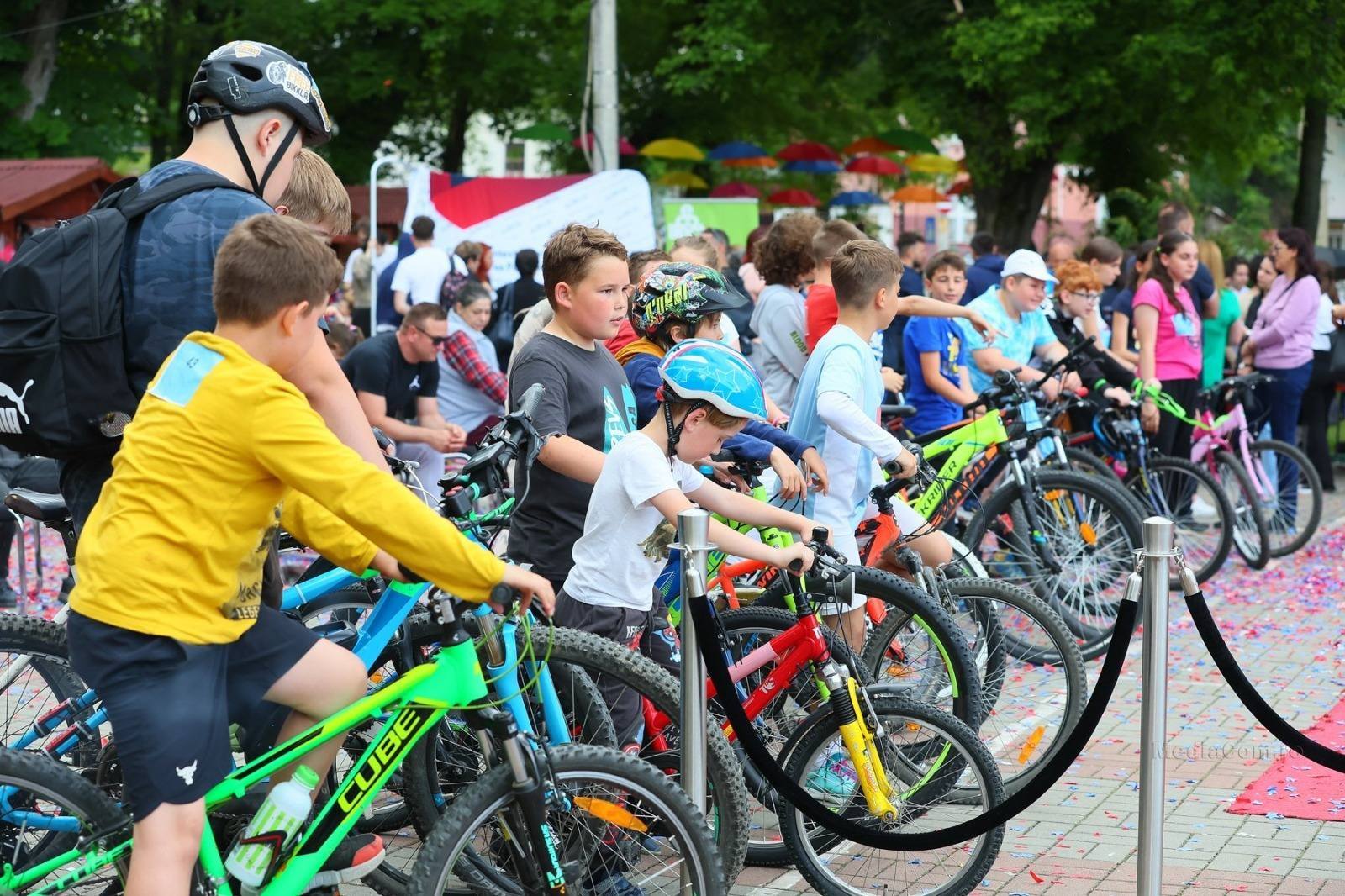 Concurs de biciclete pentru copii, organizat la Turda în cadrul evenimentului „Surprizele Iepurașului”