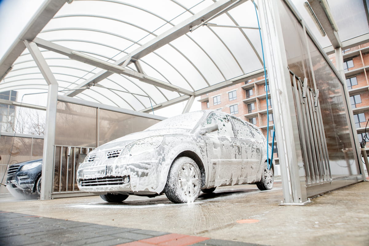 Cât investești într-o boxă de spălătorie auto și când începe să producă